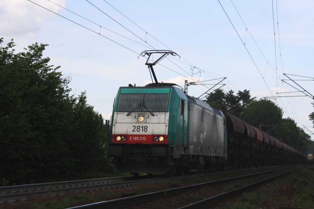 Die Cobra 2818 kommt mit einem sehr langen Kohlenleezug von Aachen-West in Richtung Montzen/Belgien bei Sonne.
Aufgenomen am Gemmenicher-Weg.
18.5.2011