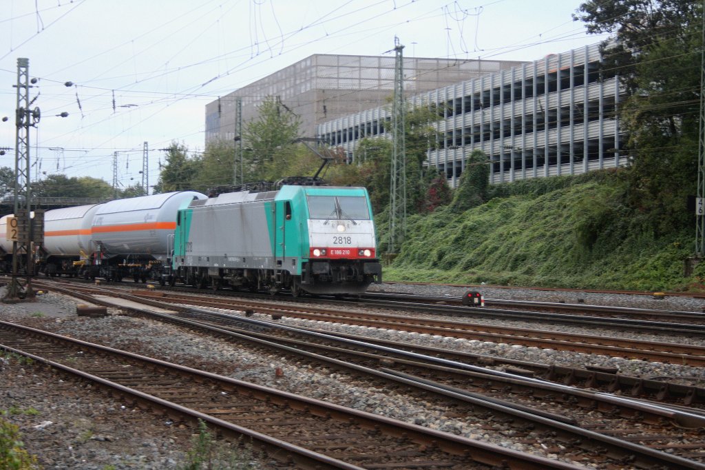 Die Cobra 2818 kommt mit einem gemischten G�terzug aus K�ln-Gremberg nach Antwerpen-Noord und f�hrt in Aachen-West ein bei Wolken.
21.9.2011