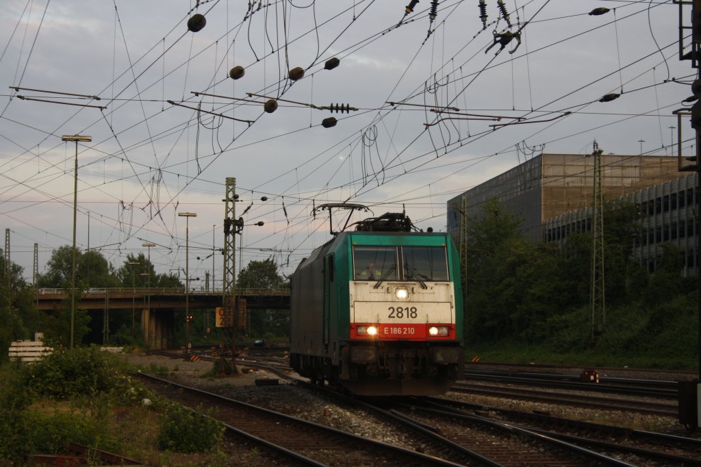 Die Cobra 2818 rangiert in Aachen-West bei  Abendsonne.
27.5.2011