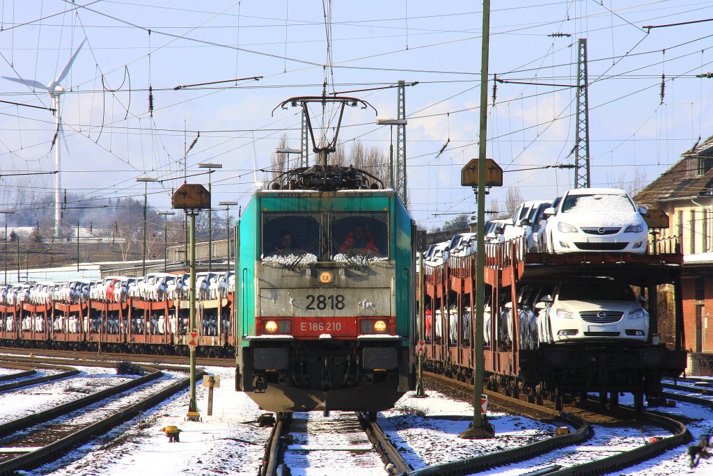 Die Cobra 2818 rangiert in Aachen-West bei Schnee und Sonne am 19.2.2012.