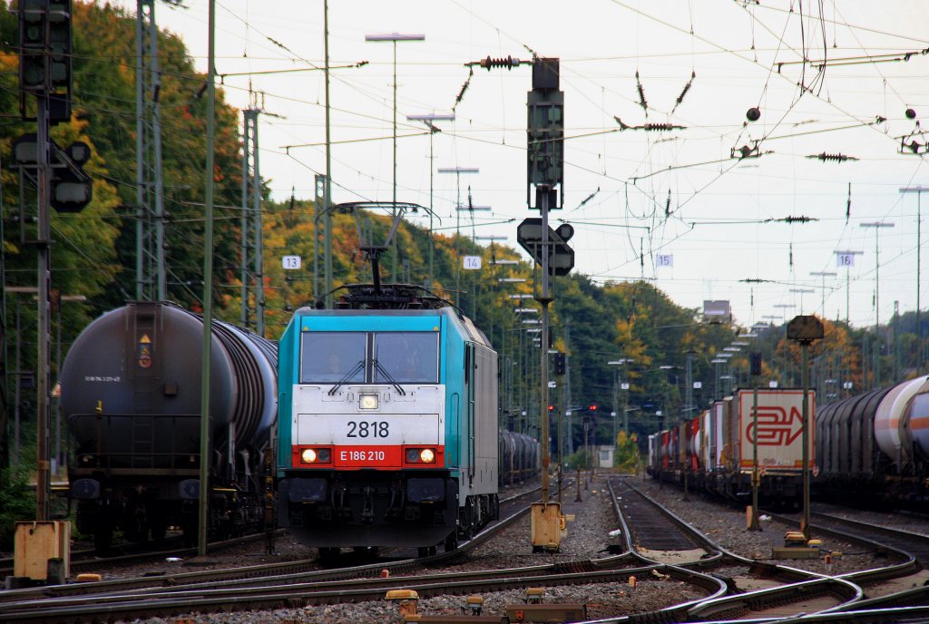 Die Cobra 2818 rangiert in Aachen-West bei trbem Herbstwetter am 14.10.2012.
