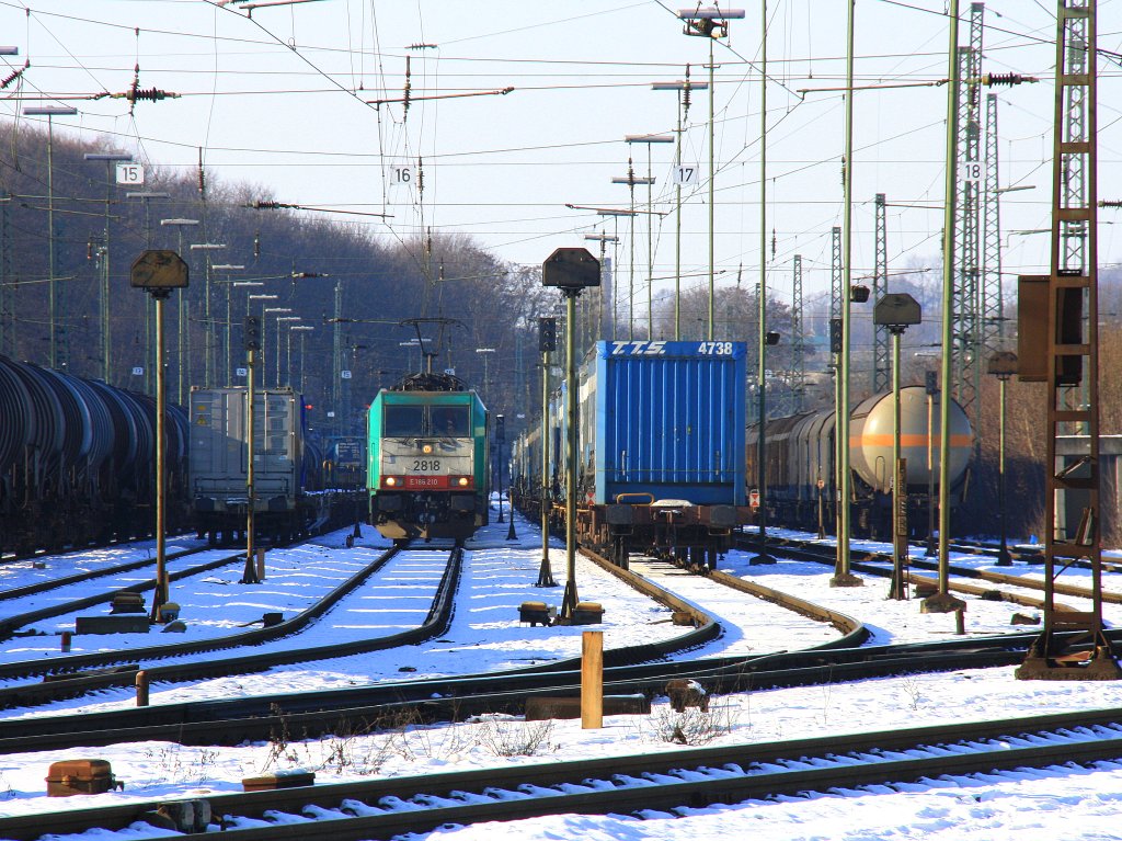 Die Cobra 2818 steht in Aachen-West im Schnee und bei Sonne am 5.2.2012.
