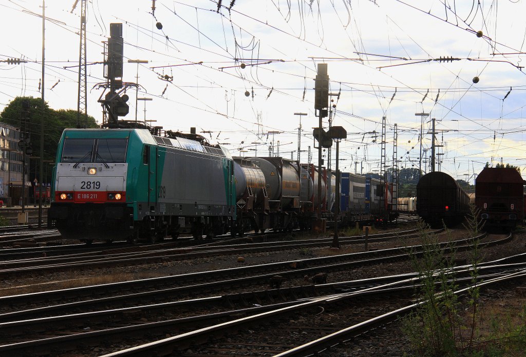 Die Cobra 2819 fhrt mit einem Containerzug von Aachen-West nach Belgien bei Sommerwetter am 6.7.2012.