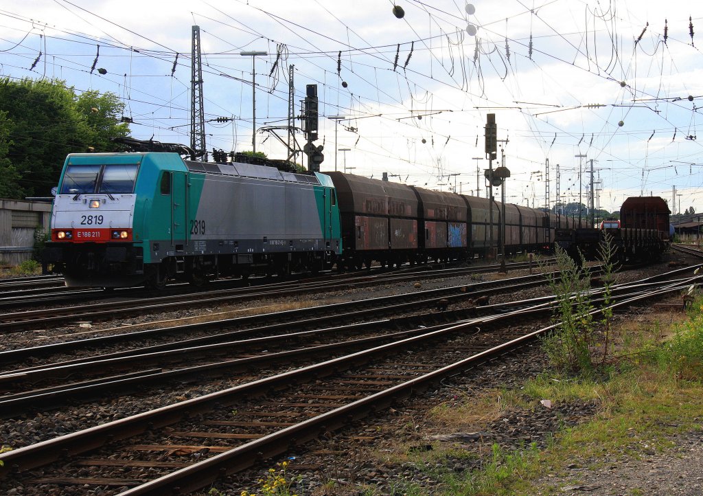 Die Cobra 2819 f�hrt mit einem Kohlenleerzug aus Dillingen(an der Saar) nach Antwerpen-Zandvliet(B) bei der Ausfahrt in Aachen-West und f�hrt in Richtung Montzen/Belgien bei Sonne und Wolken am 7.7.2012.