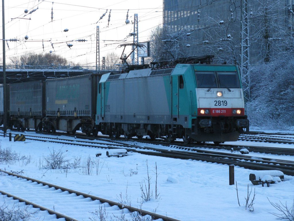 Die Cobra 2819 kommt mit einem LKW-Ambrogio-Zug aus Montzen/Belgien fhrt in Aachen-West ein im Schnee.
18.12.2010