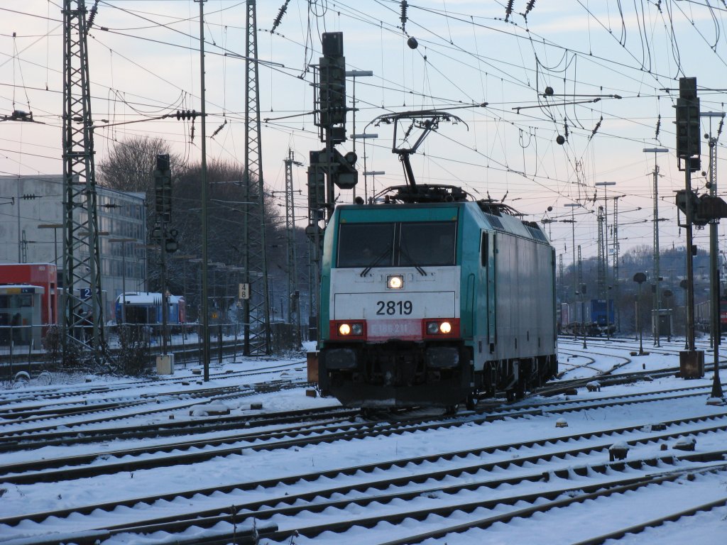Die Cobra 2819 rangiert in Aachen-West im Schnee.
18.12.2010