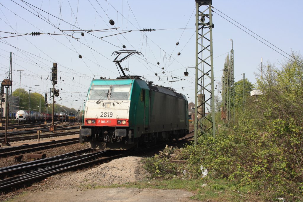 Die Cobra 2819 rangiert in Aachen-West bei schnem Sonnenschein.
10.4.2011