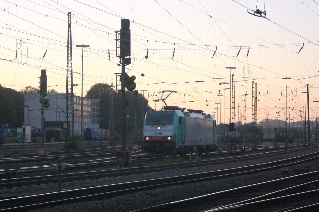 Die Cobra 2819 rangiert in Aachen-West bei Abendrot.
28.9.2011