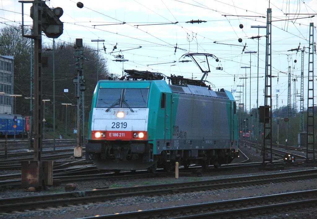 Die Cobra 2819 rangiert in Aachen-West bei Abenstimmung am 11.4.2012.