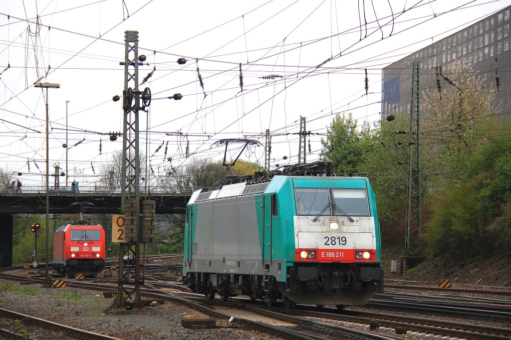 Die Cobra 2819 rangiert und im Hintergrund rangiert die 185 316-7 DB in Aachen-West am 23.4.2012.