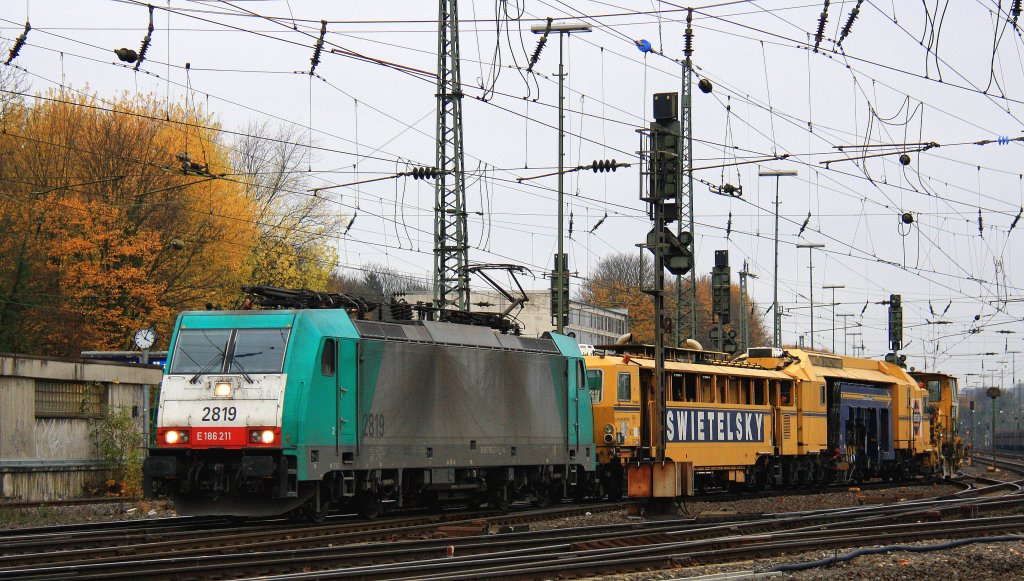 Die Cobra 2819 zieht einen Bauzug von Aachen-West nach Belgien bei Wolken am 17.11.2012.