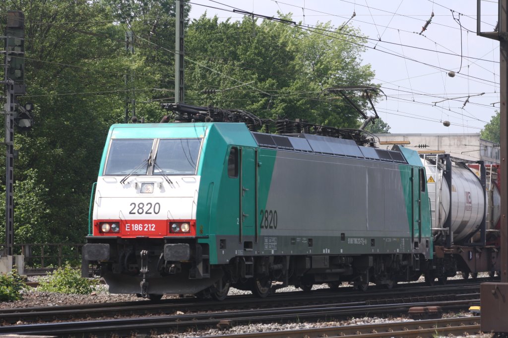 Die Cobra 2820 fhrt mit einem gemischten Containerzug von Aachen-West nach Belgien bei Sonne.
14.5.2011
