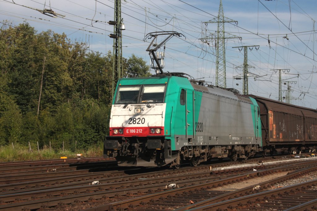 Die Cobra 2820 f�hrt mit einem Papierzug von K�ln-Gremberg nach Zeebrugge(B) und f�hrt in Richtung Aachen bei Sommerwetter.
Aufgtenomen in K�ln-Gremberg.
11.8.2011