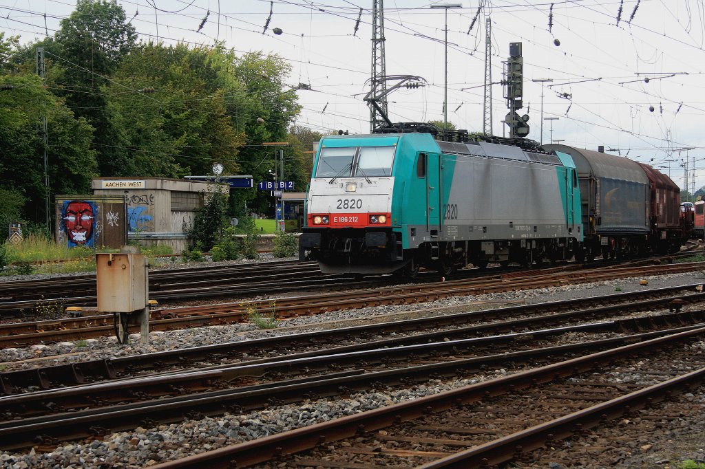 Die Cobra 2820 f�hrt mit einem gemischtem G�terzug von Aachen-West nach Antwerpen-Noord bei Wolken.
11.9.2011