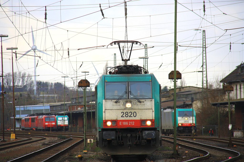 Die Cobra 2820 fhrt mit einem Coilzug von Aachen-West nach Kln-Gremberg am 5.1.2012.