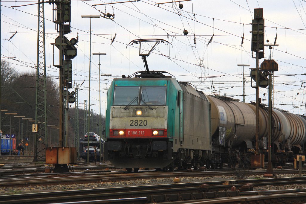 Die Cobra 2820 f�hrt mit einem Kesselzug aus Ludwigshafen-BASF nach Antwerpen-BASF bei der Ausfahrt von Aachen-West bei Sonne und Wolken am 11.3.2012.