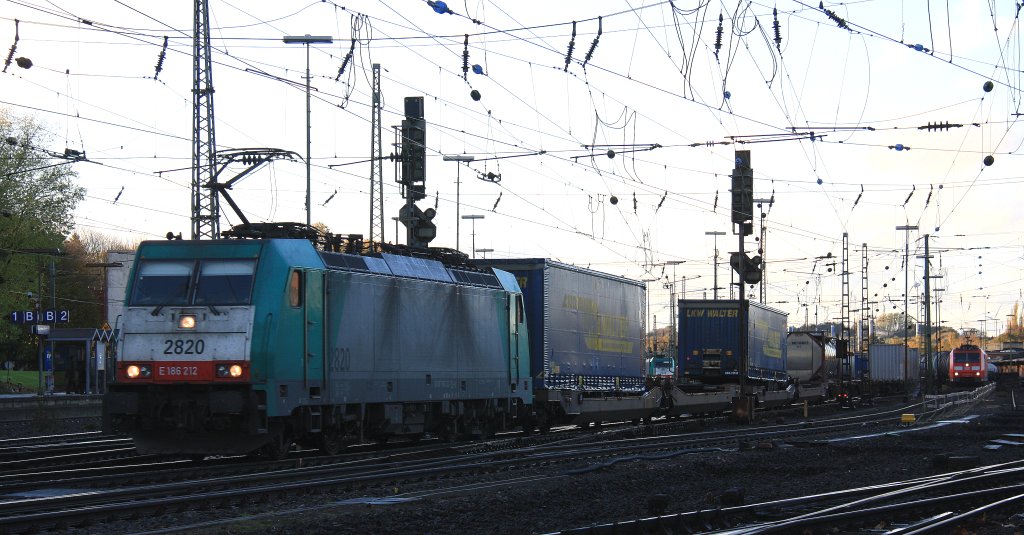 Die Cobra 2820 f�hrt mit einem Containerzug aus Verona(I) nach Antwerpen-Combinant(B) bei der Ausfahrt von Aachen-West und f�hrt in Richtung Montzen/Belgien in der Abendsonne am 4.11.2012.