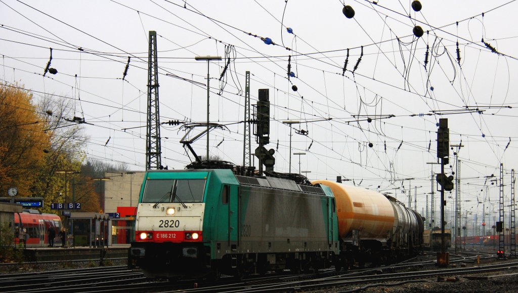 Die Cobra 2820 fhrt mit einem Kesselzug aus Ludwigshafen-BASF nach Antwerpen-BASF(B) bei der Abfahrt aus Aachen-West und fhrt in Richtung Montzen/Belgien bei regnerischen Novemberwetter am 18.11.2012.