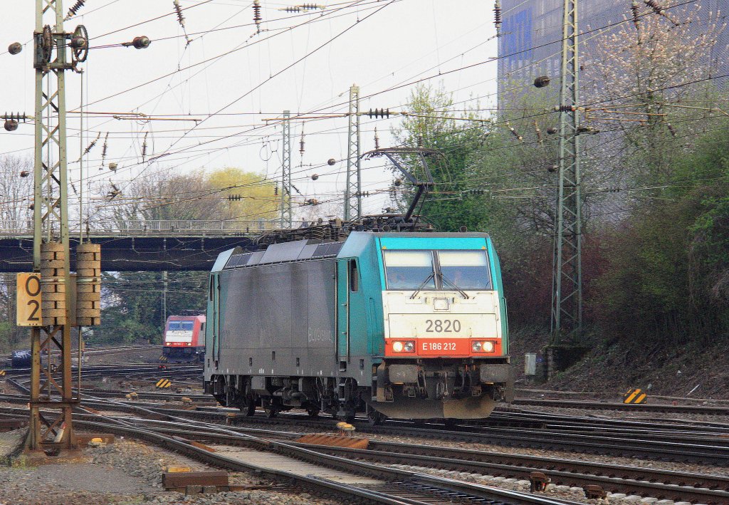 Die Cobra 2820 kommt als Lokzug aus Belgien und fhrt in Aachen-West ein bei Abendsonne am 6.4.2012.