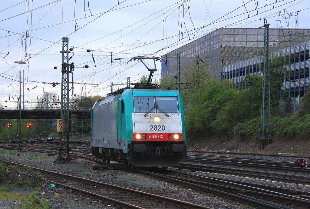 Die Cobra 2820 kommt als Lokzug Belgien und f�hrt in Aachen-West ein in der Abendstimmung am 27.4.2012.