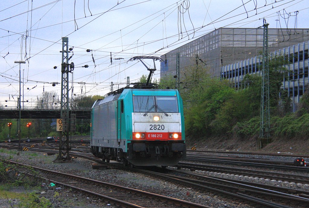Die Cobra 2820 kommt als Lokzug Belgien und fhrt in Aachen-West ein in der Abendstimmung am 27.4.2012.