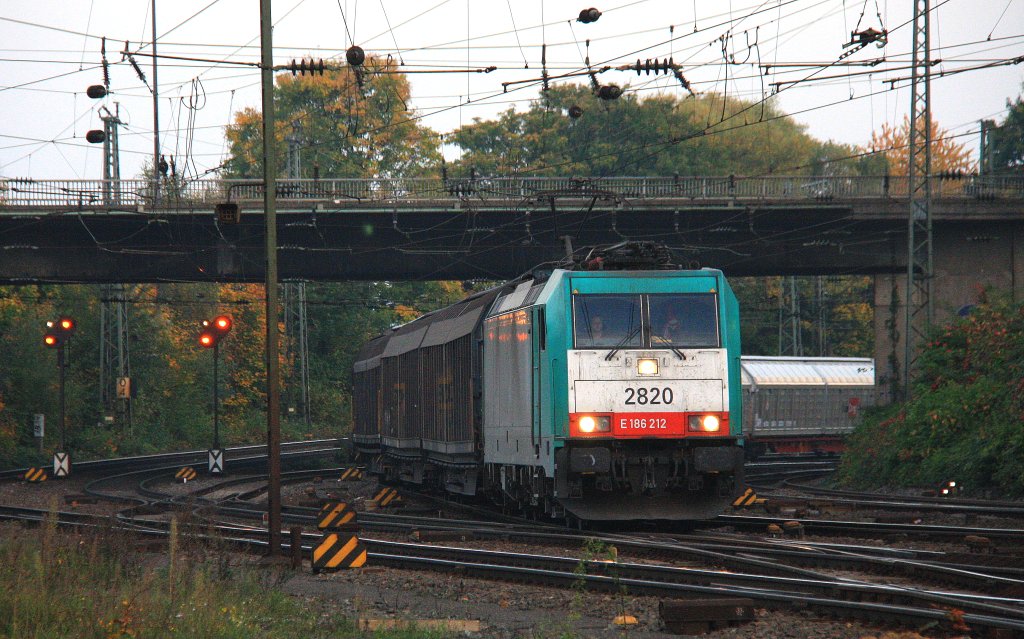 Die Cobra 2820 kommt aus Richtung Kln mit einem gemischten Gterzug aus Kln-Gremberg nach Antwerpen-Noord(B) und fhrt in Aachen-West ein  in der Abendstimmung am 23.10.2012.
