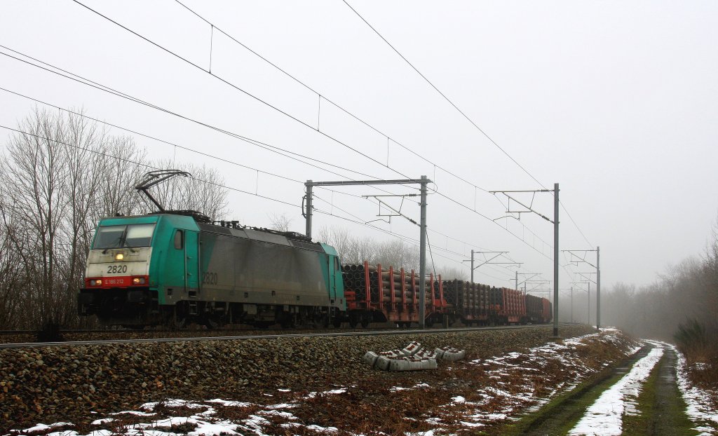 Die Cobra 2820 kommt aus Aachen-West mit einem langen gemischten Gterzug aus Kln-Gremberg nach Antwerpen-Noord(B) und fhrt in Richtung Montzen-Gare(B).
Aufgenommen in Moresnet(B) kurz vor dem Viadukt am nasskalten 15.2.2013.