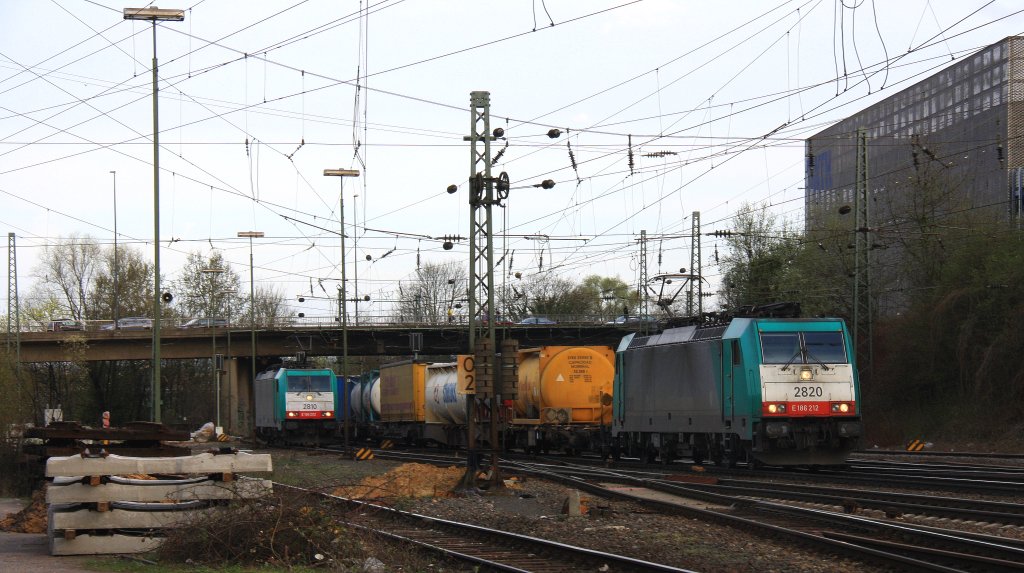 Die Cobra 2820 kommt aus Richtung Montzen/Belgien mit einem langen Containerzug aus Antwerpen-Oorderen(B) nach  Gallarate(I) und fhrt in Aachen-West ein.
Und Hintergrund steht die Cobra 2810 in Aachen-West in Abendstimmung am 18.4.2013.