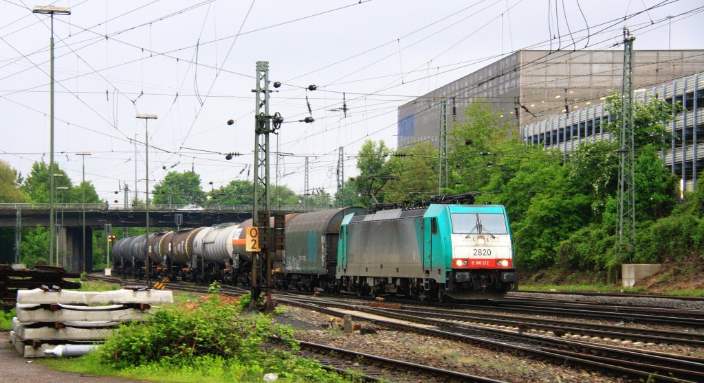Die Cobra 2820 kommt aus Richtung Montzen/Belgien mit einem langen gemischten G�terzug aus Antwerpen-Noord(B) nach K�ln-Gremberg und f�hrt in Aachen-West in der Abendstimmung am 17.5.2013.