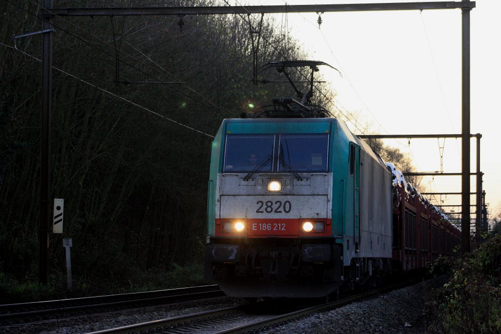 Die Cobra 2820 kommt mit einem Autozug aus Richtung  Vise und fhrt  nach Aachen-West.
Aufgenommen an der Steigung von Berneau(B).
19.11.2011