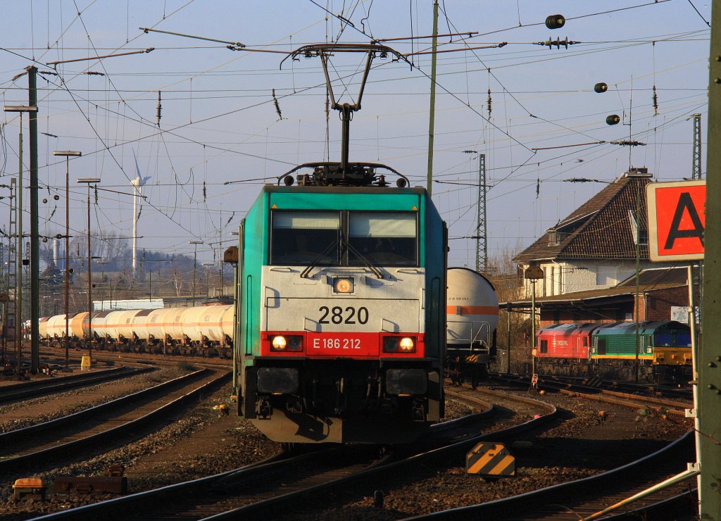 Die Cobra 2820 rangiert in Aachen-West und im Hintergrund stehen abgestellt in Aachen-West zwei Class 66 PB14  von Railtraxx BVBA und die PB03  Mireille  von Crossrail bei strahlend blauem Himmel am 28.1.2012.