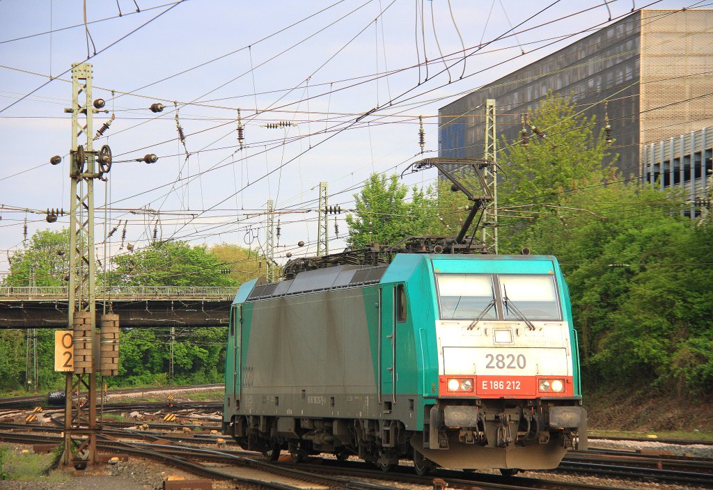 Die Cobra 2820 rangiert in Aachen-West bei der Abendsonne 7.5.2012.