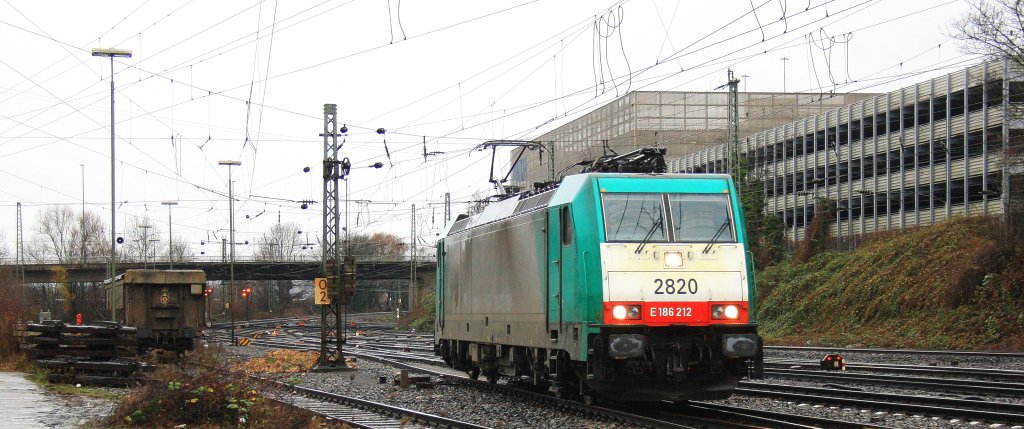 Die Cobra 2820 rangiert in Aachen-West im Regen am 22.12.2012.