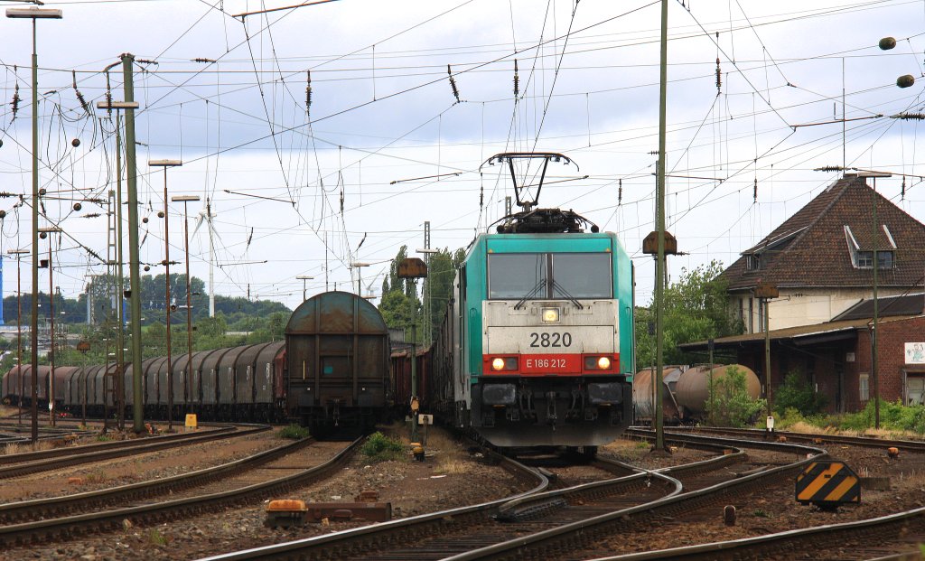 Die Cobra 2820 steht in Aachen-West mit einem gemischten Gterzug am 16.6.2012.