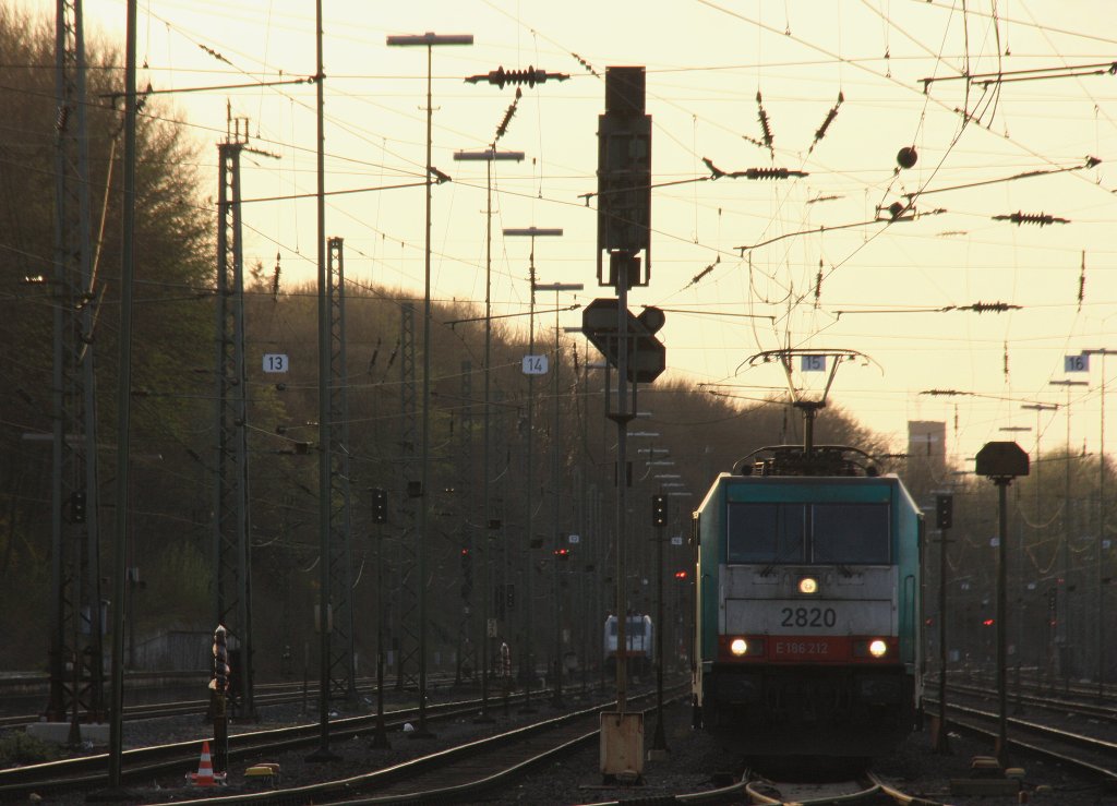 Die Cobra 2820 steht in Aachen-West und wartet auf die Abfahrt nach Belgien mit einem langen gemischten Gterzug aus Osnabrck nach Kortenberg-Goederen(B) in der Abendstimmung am 18.4.2013.