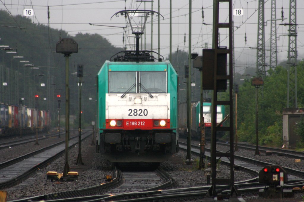 Die Cobra 2820 steht mit einem lleerzug nach Antwerpen-Petrol abfahrbereit
in Aachen-West bei Regenwetter.
13.7.2011 