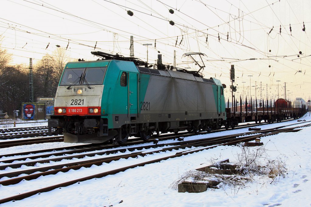 Die Cobra 2821 fhrt bei Schnee mit einem gemischten Gterzug aus Antwerpen-Noord nach Kln-Gremberg bei der Ausfahrt von Aachen-West am 31.1.2012.