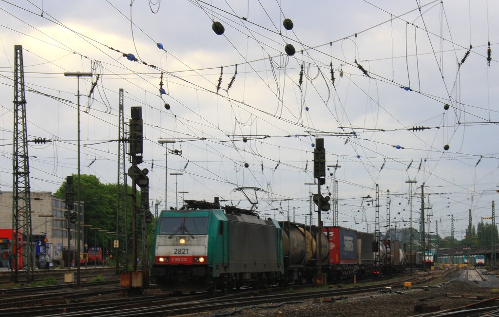Die Cobra 2821 f�hrt mit einem langen Containerzug aus Gallarate(I) nach Zeebrugge(B) bei der Ausfahrt aus Aachen-West und f�hrt in Richtung Montzen/Belgien bei Sonne und Wolken am Abend des 14.5.2013.