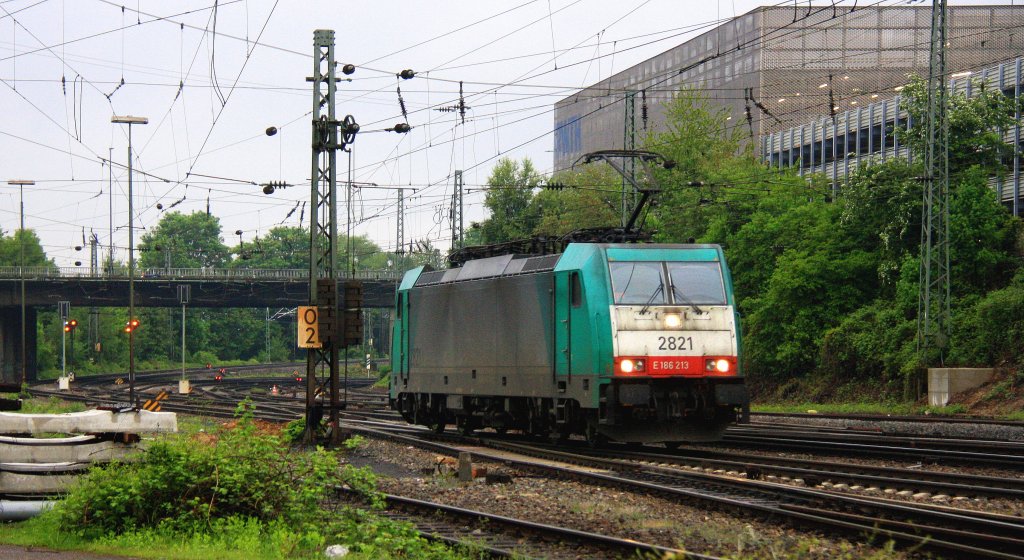 Die Cobra 2821 kommt als Lokzug aus Belgien und fhrt in Aachen-West ein bei Regenstimmung am Abend des 17.5.2013.