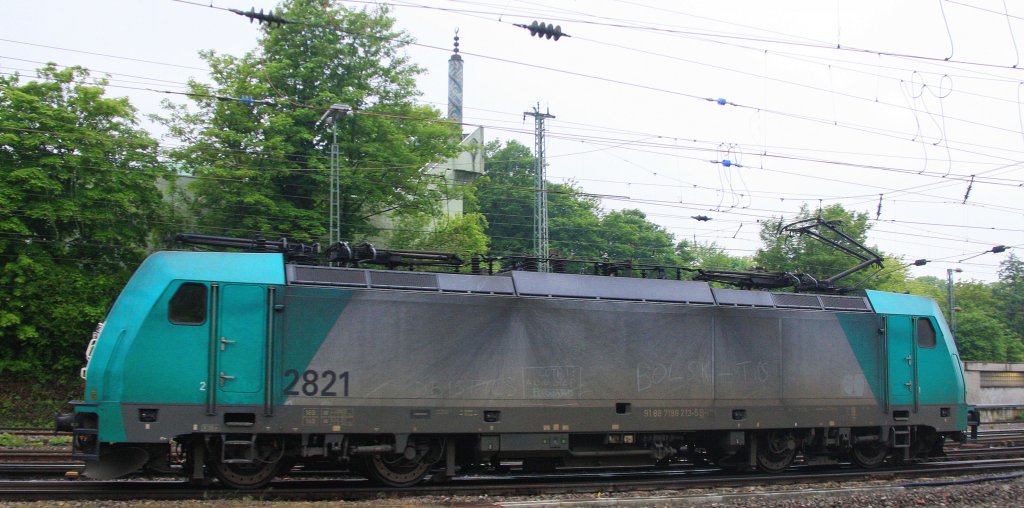 Die Cobra 2821 kommt als Lokzug aus Belgien und f�hrt in Aachen-West ein bei Regenstimmung am Abend des 17.5.2013.