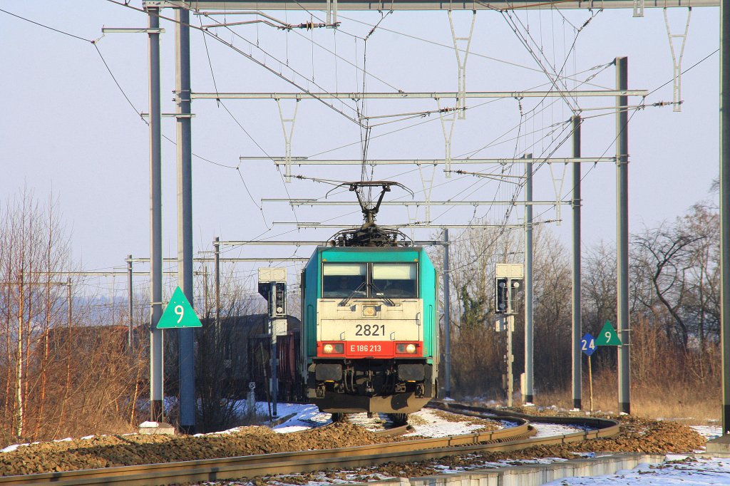 Die Cobra 2821 kommt mit einem gemischten Gterzug aus Richtung Aachen-West nach Antwerpen-Noord und fhrt durch Montzen-Gare(B) bei schnem Winterwetter am 11.2.2012.