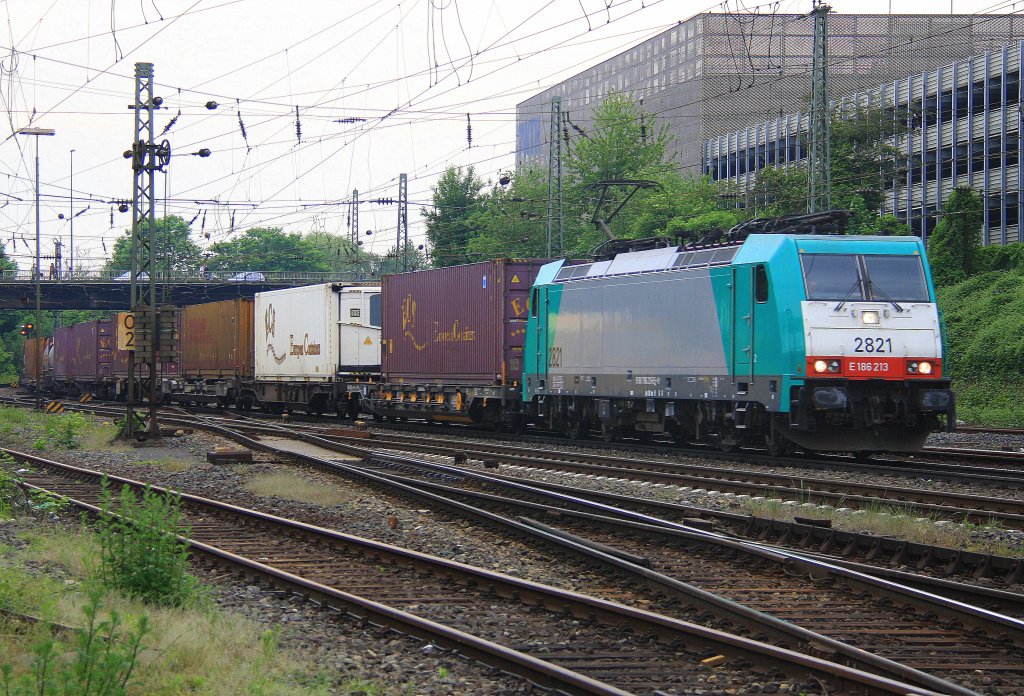 Die Cobra 2821 kommt mit einem Containerzug aus Belgien nach Italien und f�hrt in Aachen-West ein bei Wolken am 21.5.2012.