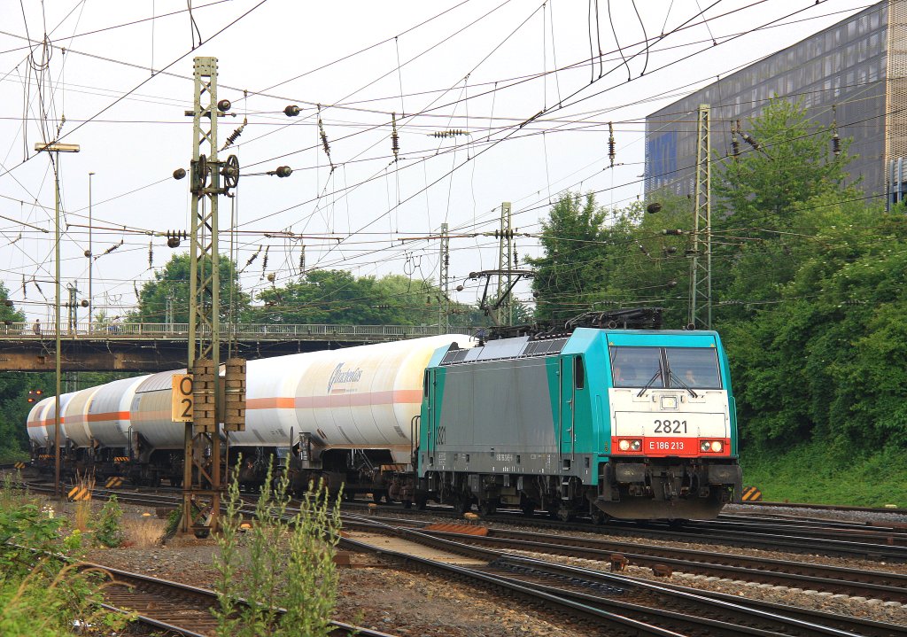 Die Cobra 2821 kommt mit einem gemischten Gterzug aus Antwerpen-Noord(B) nach Kln-Gremberg und fhrt in Aachen-West ein bei der Abendstimmung am 19.6.2012.