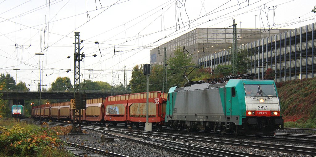 Die Cobra 2821 kommt mit einem Autoleerzug aus Belgien und fhrt in Aachen-West ein.
Und imn Hintergrund steht eine Cobra 2820 bei Nieselregen am 6.10.2012.