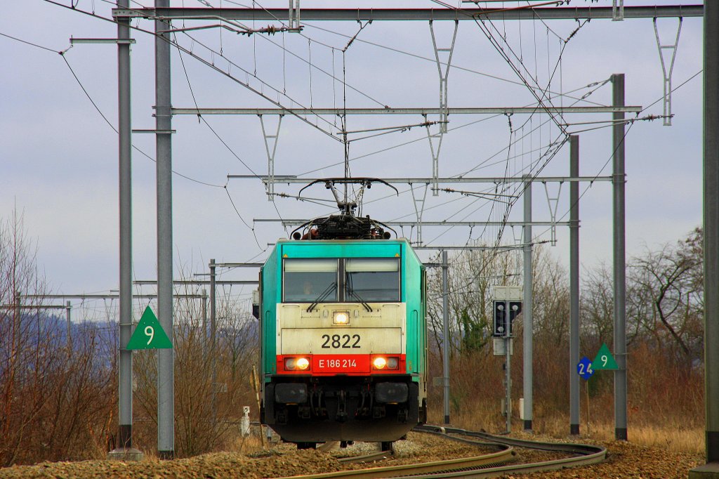 Die Cobra 2822 fhrt als Lokzug aus Richtung Aachen-West durch Montzen-Gare(B) nach Vis am 2.1.2012.
