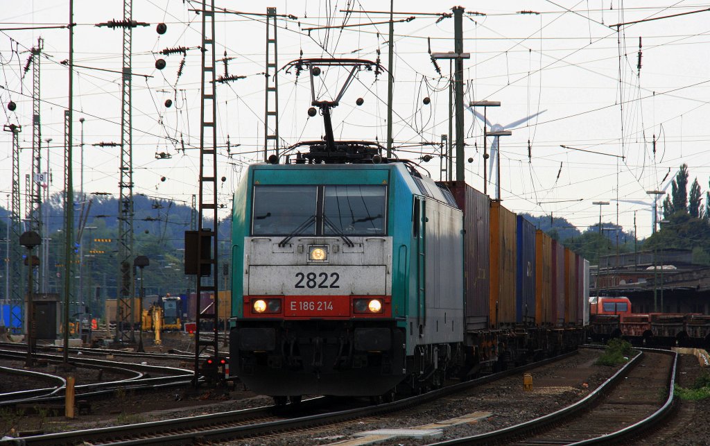 Die Cobra 2822 fhrt mit einem Containerzug aus Italien nach Belgien  bei der Abfahrt aus Aachen-West und fhrt in Richtung Montzen/Belgien bei Wolken am 2.9.2012.
