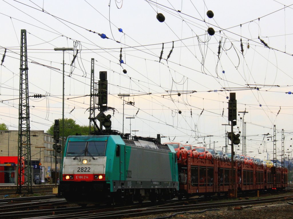 Die Cobra 2822 fhrt mit einem langen  Toyota-Autozug aus Gliwice(PL) nach  	Zeebrugge(B) bei der Ausfahrt aus Aachen-West und fhrt in Richtung Montzen/Belgien bei Wolken am 30.4.2013.