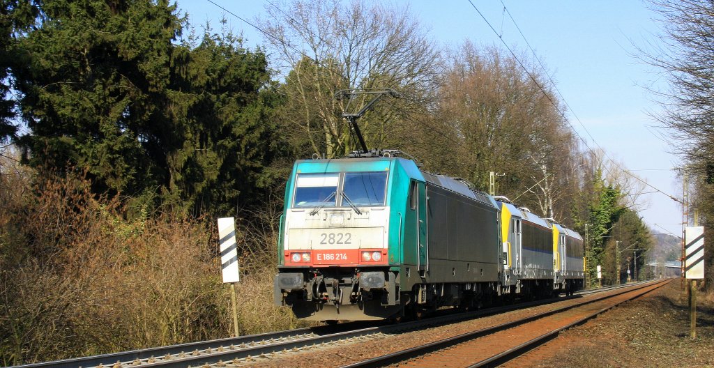 Die Cobra 2822 kommt aus Aachen-West und fhrt die Gemmenicher-Rampe hochgefahren mit Zwei 1824 und 1802 beide von SNCB von Aachen-West nach Belgien bei schnem  Frhlingswetter am 7.4.2013.