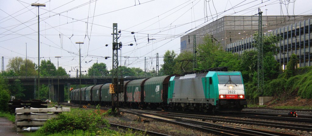 Die Cobra 2822 kommt aus Richtung Montzen/Belgien mit einem Kurzen Coilzug aus  Kinkempois(B) nach Novo-Mesto(SLO) und fhrt in Aachen-West ein in der Regenstimmung am Abend des 17.5.2013.