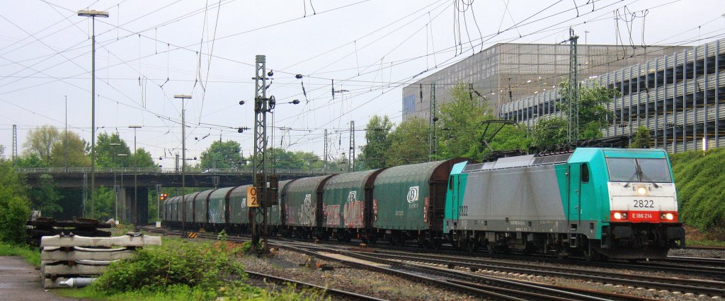 Die Cobra 2822 kommt aus Richtung Montzen/Belgien mit einem Kurzen Coilzug aus Kinkempois(B) nach Novo-Mesto(SLO) und f�hrt in Aachen-West ein in der Regenstimmung am Abend des 17.5.2013.